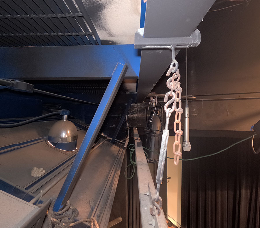 Bad Stage Rigging - Rusty chain
